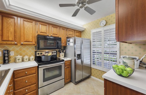 Hammock Bay Condo | Quaint Naples condo w/pool & short drive to Marco