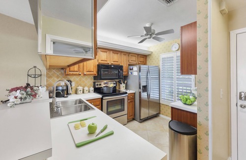 Hammock Bay Condo | Quaint Naples condo w/pool & short drive to Marco