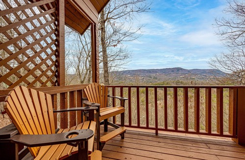 Sevierville Cabin | Quaint*Resort Setting*Hot Tub*WiFi*Keurig*Secluded