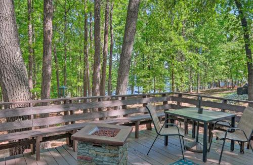 Tignall House | Quaint Tignall Cabin w/Deck & Private Dock!