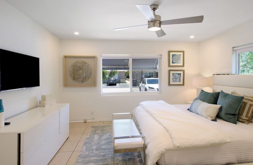 Victoria Park Apartment | Quaint Victoria Park Apartment with Pool