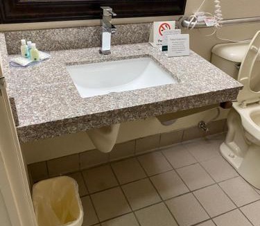 Clinton Hotel | Quality Inn Clinton-Knoxville North
