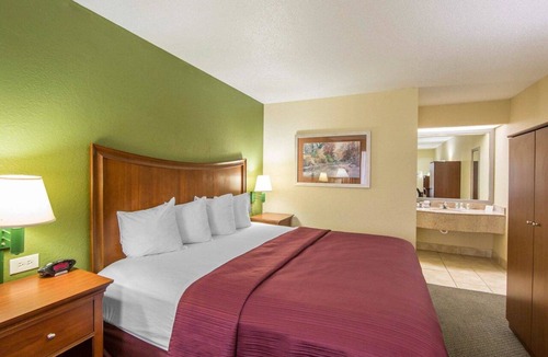 Knoxville Hotel | Quality Inn Merchants Drive