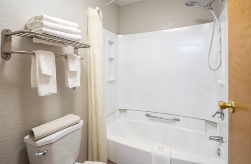 Hickory Hotel | Quality Suites Hickory South