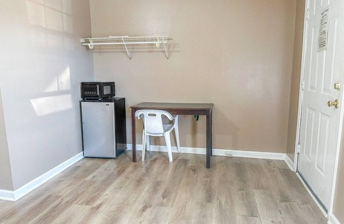 Sparta Apartment | Queen Bed | Smoking | Sparta, GA