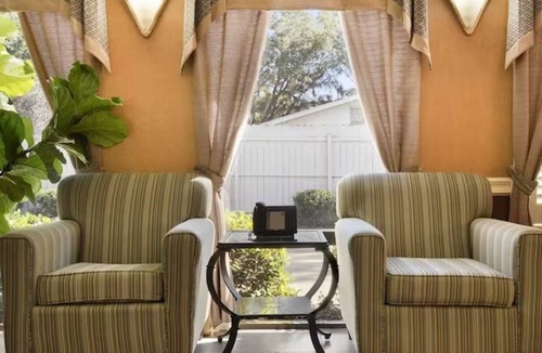 Mary Esther Hotel | Queen Bed Stay, 1.5 miles away from Emerald Coast Science Center | Free Parking!