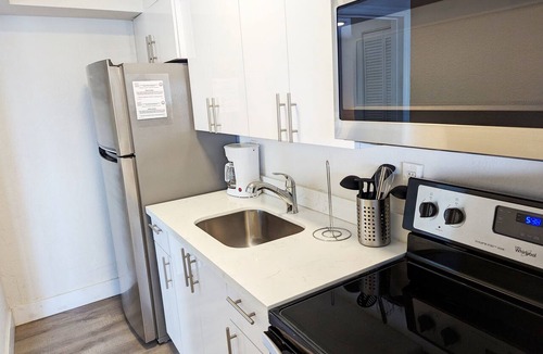 Deerfield Beach Apartment | Queen Bed + Twin 1 Block to Beach Heated Pool