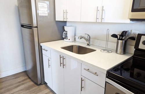 Deerfield Beach Apartment | Queen Bed + Twin 1 Block to Beach Heated Pool