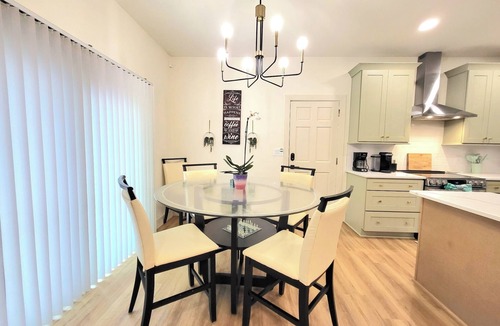 Toddville Road House | Queen City Landing Airport 5 min/Uptown 8 min & fully fenced.