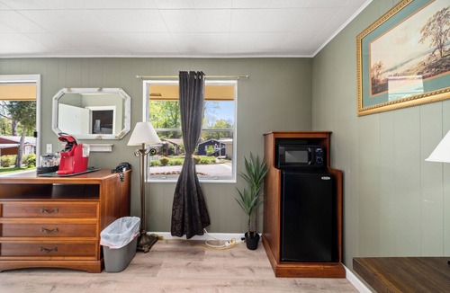 Hendersonville Hotel | Queen Hotel Room l Close to Downtown