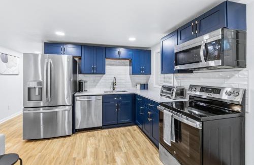 Dallas House | Queen Room Near CaroMont Work Stay Ready Shared Bath