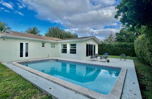 Palmetto Bay House | Queen's Tropical Garden View Room