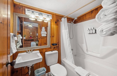 Hendersonville Hotel | Queen Serenity Escape