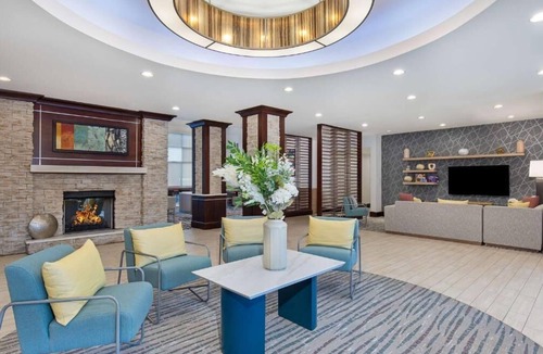 Sandy Springs Hotel | Queen Studio Escape – Free Breakfast, Shuttle & Pool (near Perimeter Mall)