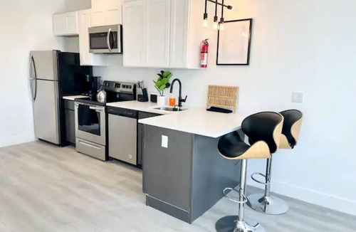 Elizabeth Apartment | Queen Studio w/Pool + Gym Near NYC & MetLife