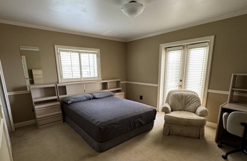 Lakeside House | Queen Suite on The Lake