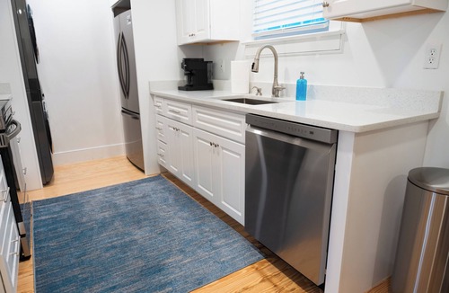 Earlewood House | Quiet 1 BR Near Downtown Fast Wi-Fi, Monthly-Stay, Full Kitchen, In-Unit Laundry