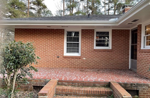 Seneca House | Quiet and peaceful. 3 mins to stores and 7 mins to Keowee. 15 mins to Clemson