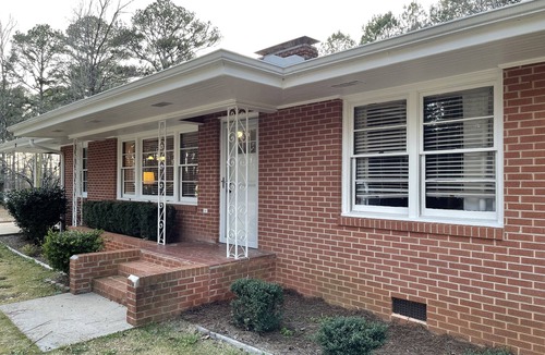 Seneca House | Quiet and peaceful. 3 mins to stores and 7 mins to Keowee. 15 mins to Clemson