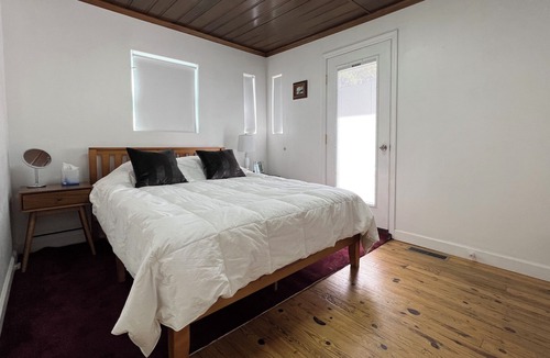 Atlanta Cottage | Quiet Carriage House w Forest-View Deck & Dining
