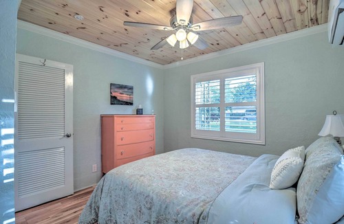 Crystal Beach Cottage | Quiet Crystal Beach Hideaway - Steps to Shoreline!