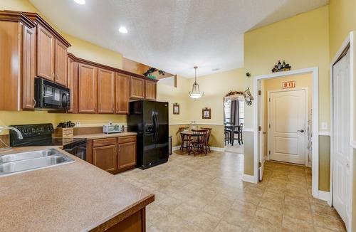 OakLeaf Plantation House | Quiet Cul-de-sac 4 bedroom/2 bath home close to everything