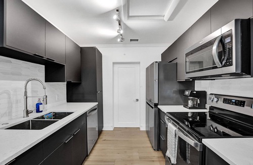 South Corals House | Quiet Escape | Private Yard/BBQ | Walk 2 Downtown