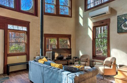 Old Fort House | Quiet, Funky Retreat with Game Room and Hot Tub