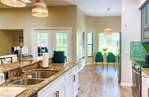 Sarasota House | Quiet Lakefront Getaway in Sarasota: Pool, Hot Tub & Outdoor Kitchen Near Beach