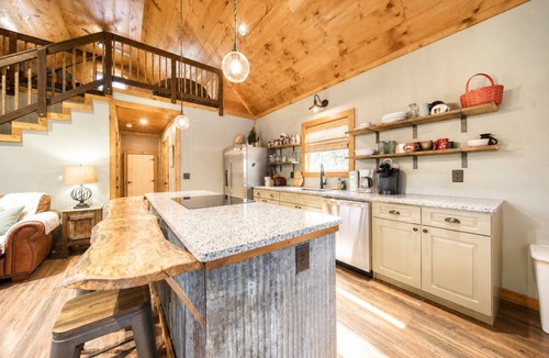 Suches Cabin | Quiet mountain escape w/hot tub and sunset views! Dog-friendly