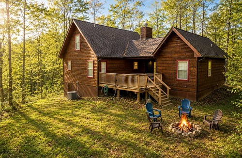 Suches Cabin | Quiet mountain escape w/hot tub and sunset views! Dog-friendly
