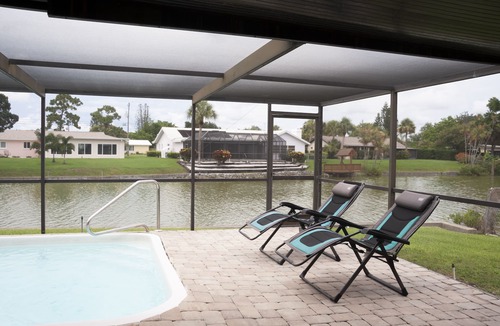 Venice Gardens House | Quiet pool house on a lake - 7 min. from beach