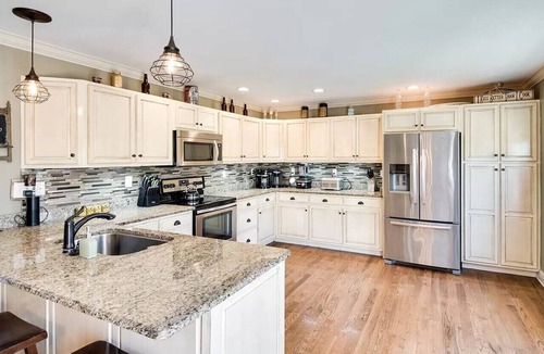 Cleveland House | Quiet spacious bedroom, for short or long times spent around Cleveland TN