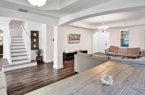 Tamiami House | Quiet spacious Miami home with 5 bedrooms