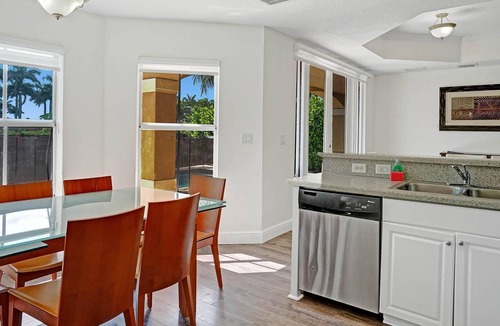 Tamiami House | Quiet spacious Miami home with 5 bedrooms