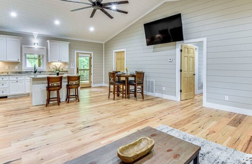 Wiley House | Quiet Tiger Retreat Near Clayton & Trails