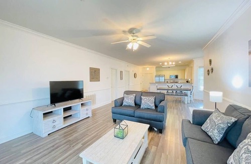 Central Myrtle Beach Condo | Radiant and bright condo in the center of MB