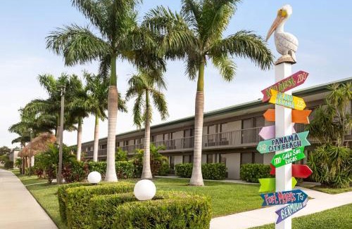 Whitfield Hotel | Ramada by Wyndham Sarasota Waterfront