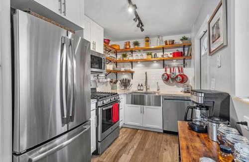 Lake Worth House | Ranch Style, King Bed, Guitar, BBQ- 1 Dollar rides to Beach & Downtown