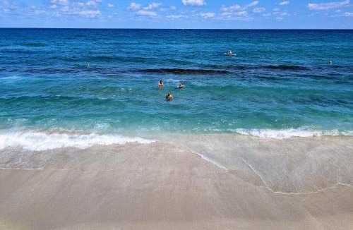 Lake Worth House | Ranch Style, King Bed, Guitar, BBQ- 1 Dollar rides to Beach & Downtown
