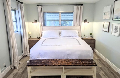 Lake Worth House | Ranch Style w/Lush Courtyard & Grill, Full Kitchen- 5 Min to Beach