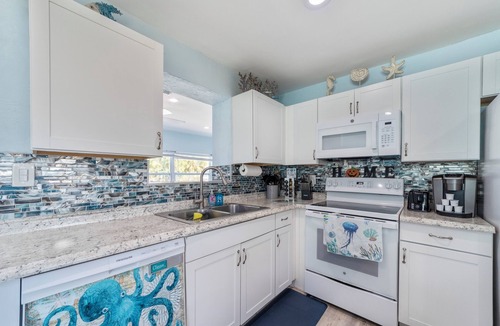 Schulte Park House | Rare Find, Inlaw suite, Oceanviews, Outside Dining, and Walk to Beach!