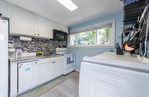 South Peninsula Historic District House | Rare Find, Ocean across street, Ample Parking, Restaurants, Murals in Home!