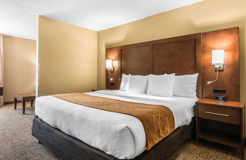 Southside Hotel | Rare Gem! 1 Amazing Unit, Pool, Breakfast, Parking, Close to Attractions.