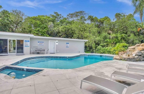 Fort Lauderdale Villa | Rare Hidden Getaway Heated Pool 1.5 acres! Sleeps 16