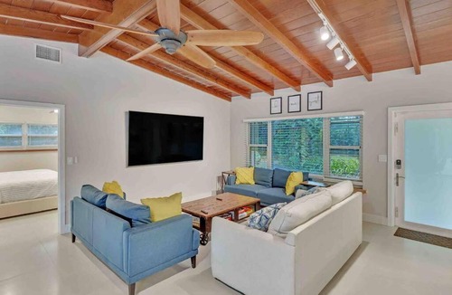 Fort Lauderdale Villa | Rare Hidden Getaway Heated Pool 1.5 acres! Sleeps 16