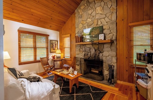 Scaly Mountain Cabin | Red Cedar @Fire Mountain on 20 ac, Fireplace, Just outside of Highlands, NC