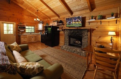 Townsend Cabin | Red Door cabin- romantic getaway near Great Smoky Mountains National Park