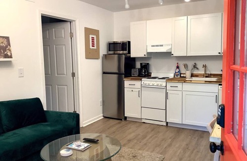 West End Apartment | Red Door Retreat:Low Pet Fee Tiny Home Near Dwntwn