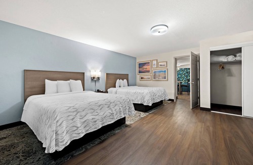 East Naples Hotel | Red Roof Inn PLUS+ & Suites Naples Downtown-5th Ave S